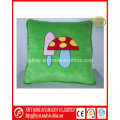 Coussin doux carré en peluche vert avec champignons brodés